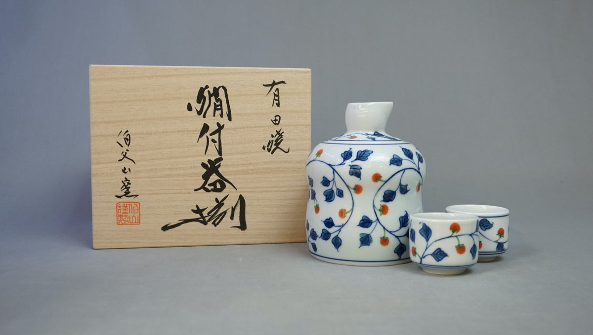 Drinkware, Red wild strawberry sake warmer set, Sake bottle and 2 sake cups, Wooden box - Fujimasa, Arita ware, Ceramics