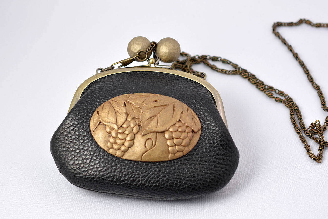 Fashion accessories, Clasp pochette with chain, Grape carving, 4-sun size - Toshiki Ozono, Kamakura carved lacquerware