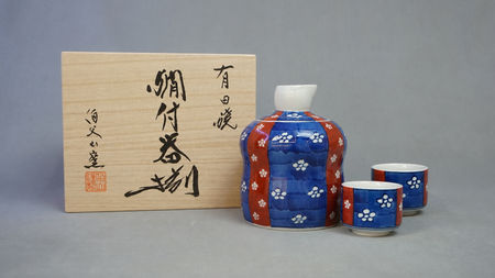 酒器 「染錦梅帯濃（梅小紋）燗付器セット 木箱付」 徳利1本・盃2客 藤正 有田焼 陶磁器