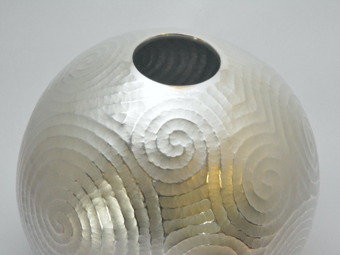 Flower vessel, Vase Pearl pattern - Kenichiro Izumi, Tokyo silverware, Metalwork