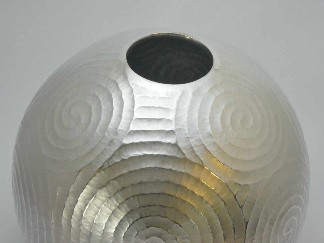 Flower vessel, Vase Pearl pattern - Kenichiro Izumi, Tokyo silverware, Metalwork