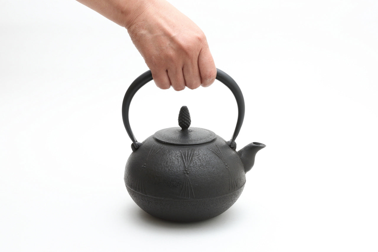 Tea supplies, Iron kettle, Round shape, Pine, 1.2L - Kazushi Konno, Nambu ironware, Metalwork