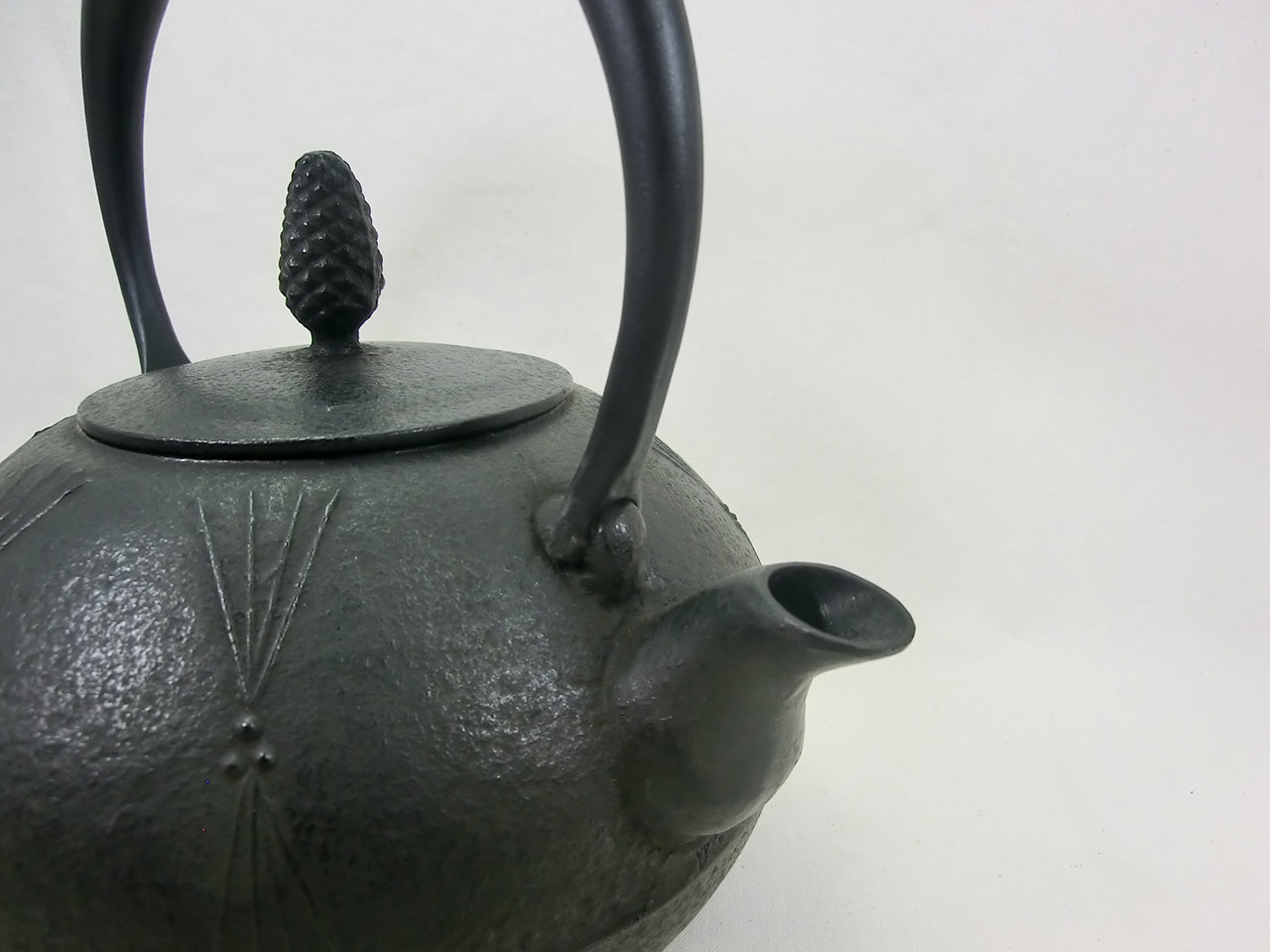 Tea supplies, Iron kettle, Round shape, Pine, 1.2L - Kazushi Konno, Nambu ironware, Metalwork