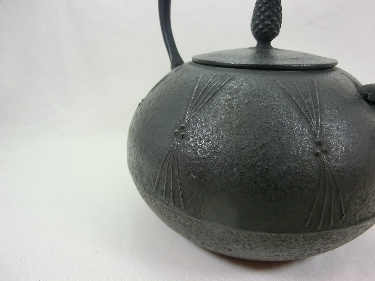 Tea supplies, Iron kettle, Round shape, Pine, 1.2L - Kazushi Konno, Nambu ironware, Metalwork