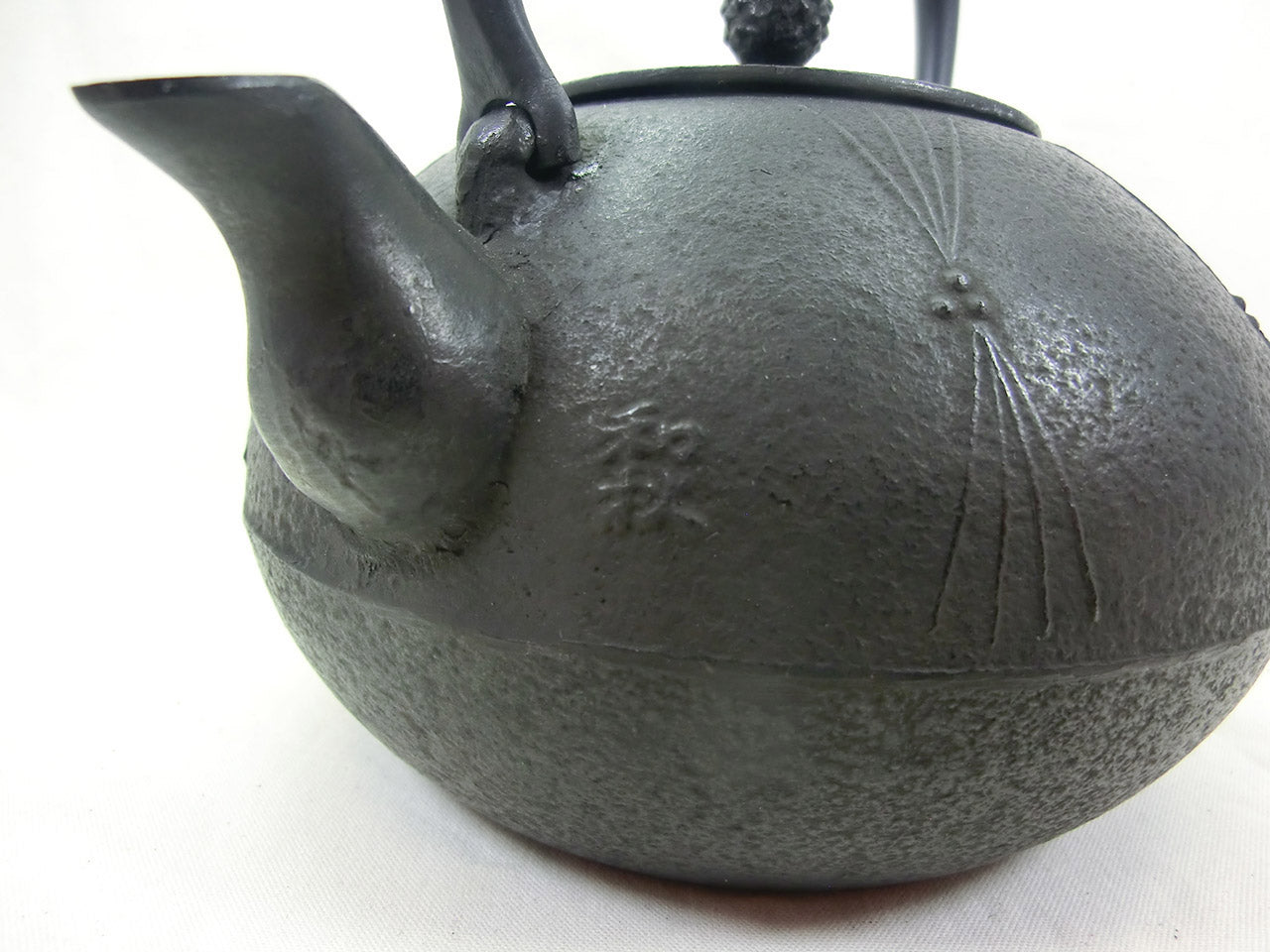 Tea supplies, Iron kettle, Round shape, Pine, 1.2L - Kazushi Konno, Nambu ironware, Metalwork