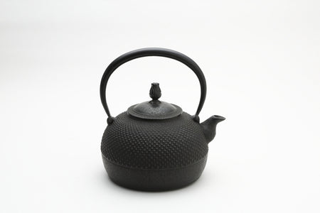 Tea supplies, Iron kettle, Flat-Round shape, Arare, Medium, 1.4L - Kazushi Konno, Nambu ironware, Metalwork