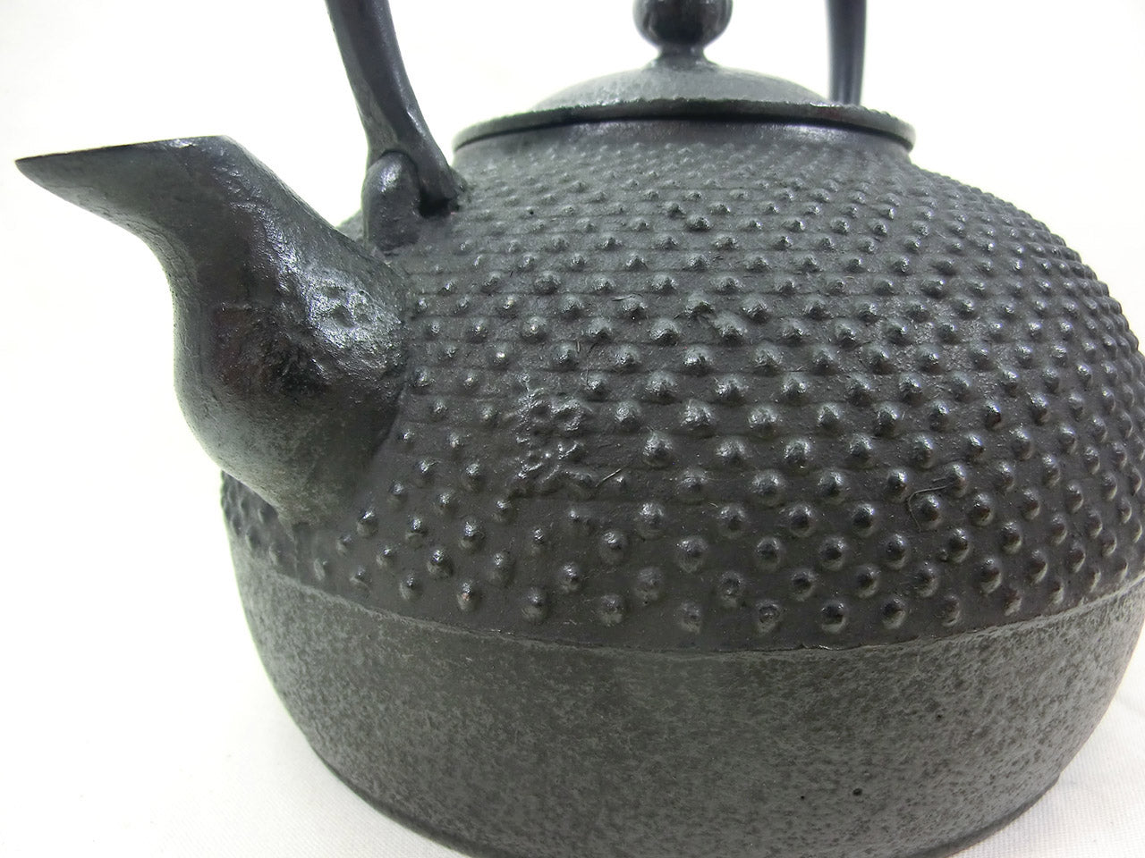 Tea supplies, Iron kettle, Flat-Round shape, Arare, Medium, 1.4L - Kazushi Konno, Nambu ironware, Metalwork