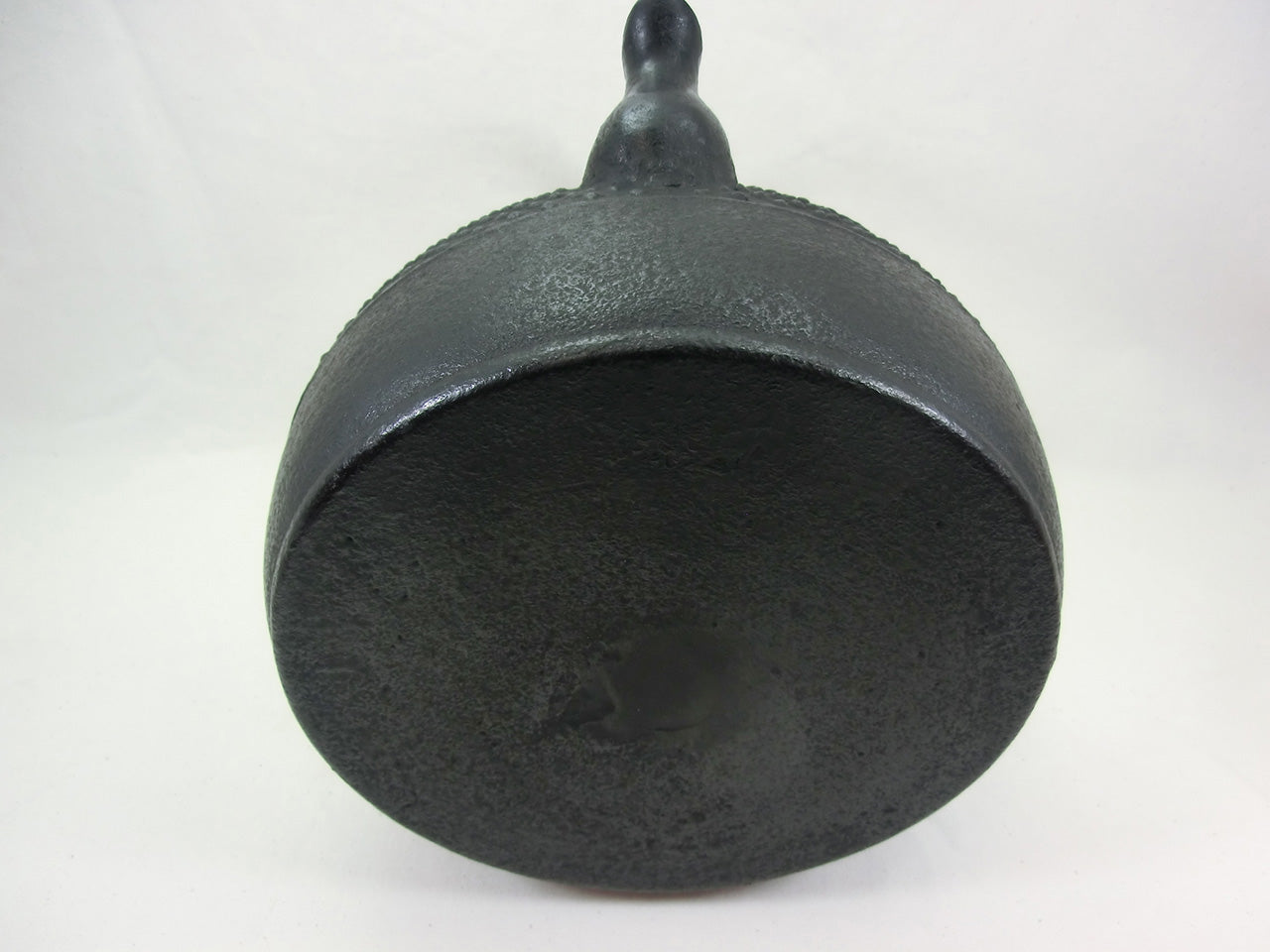 Tea supplies, Iron kettle, Flat-Round shape, Arare, Medium, 1.4L - Kazushi Konno, Nambu ironware, Metalwork