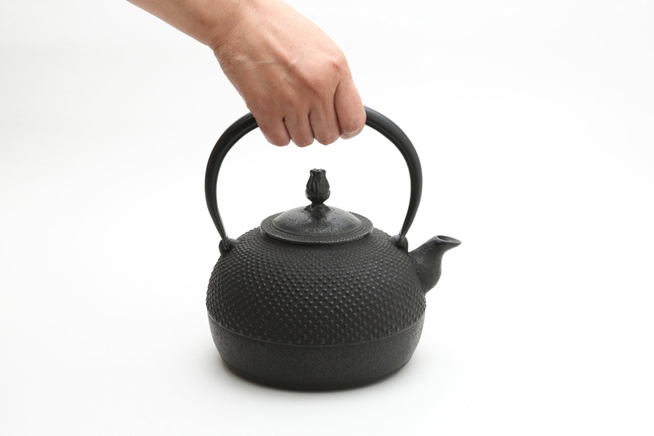 Tea supplies, Iron kettle, Flat-Round shape, Arare, Medium, 1.4L - Kazushi Konno, Nambu ironware, Metalwork