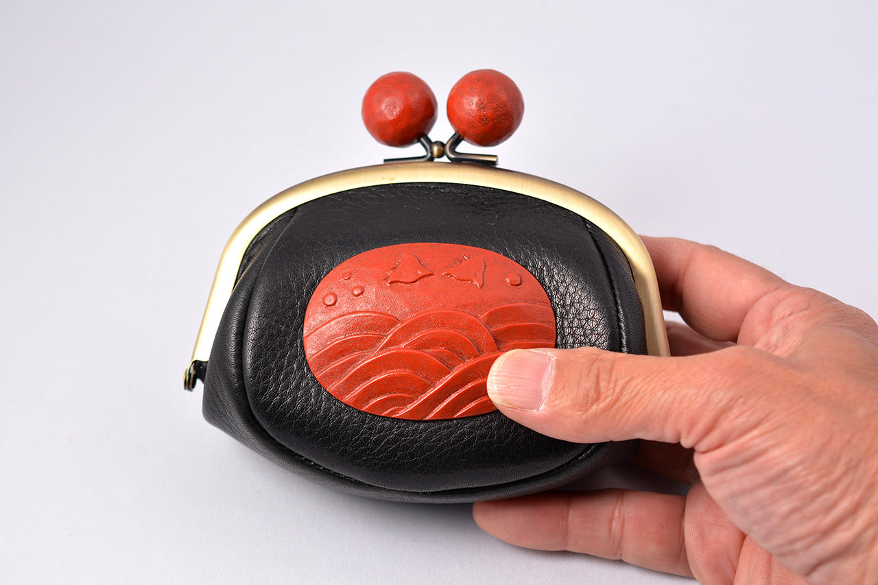 Fashion accessories, Clasp coin purse, Plover on wave carving, 4-sun size - Toshiki Ozono, Kamakura carved lacquerware