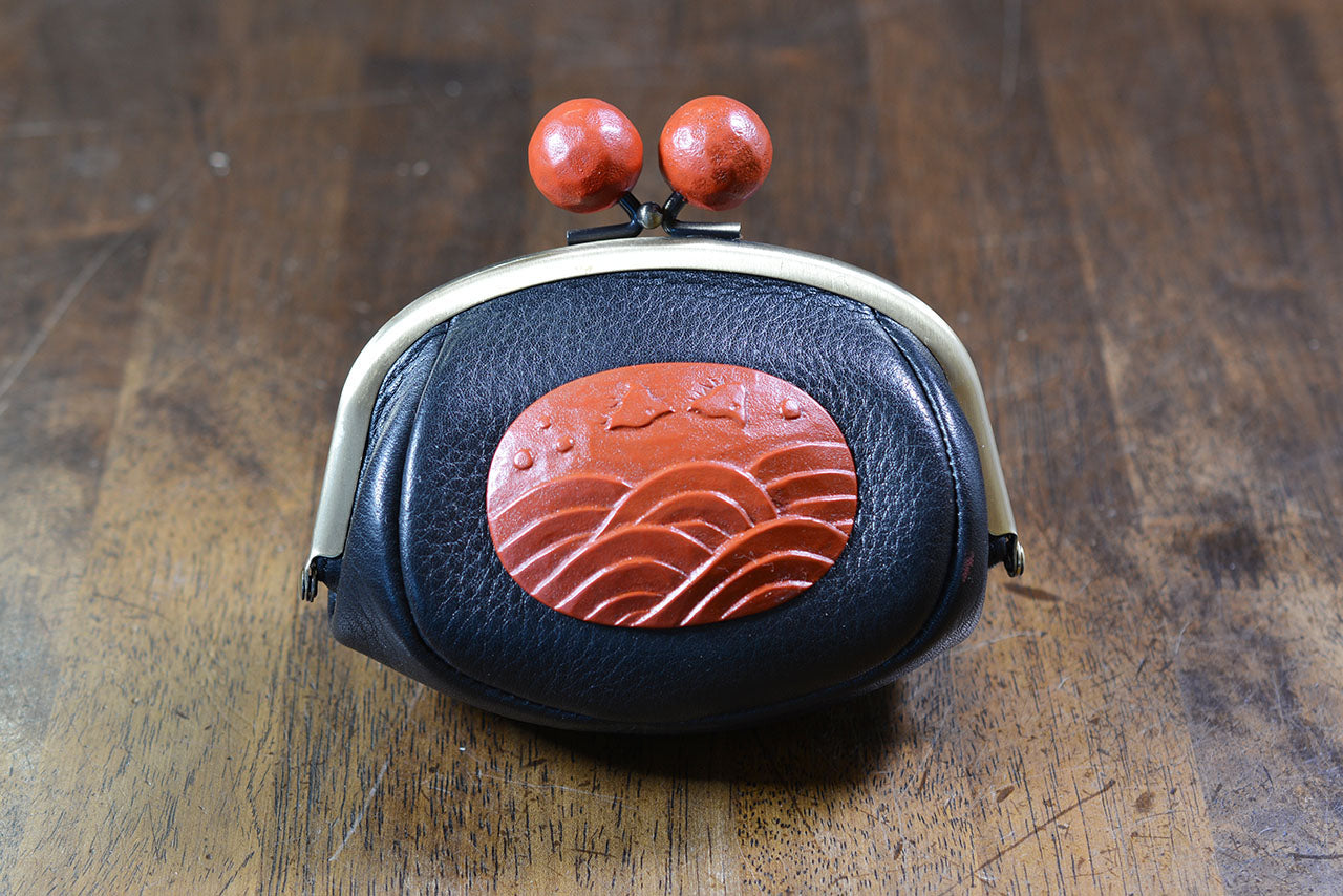 Fashion accessories, Clasp coin purse, Plover on wave carving, 4-sun size - Toshiki Ozono, Kamakura carved lacquerware