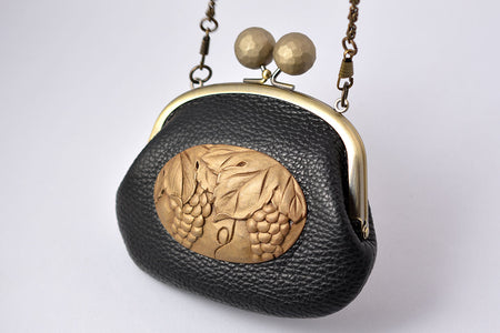 Fashion accessories, Clasp pochette with chain, Grape carving, 4-sun size - Toshiki Ozono, Kamakura carved lacquerware