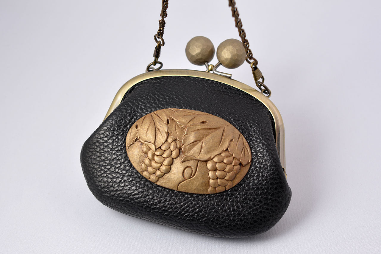 Fashion accessories, Clasp pochette with chain, Grape carving, 4-sun size - Toshiki Ozono, Kamakura carved lacquerware