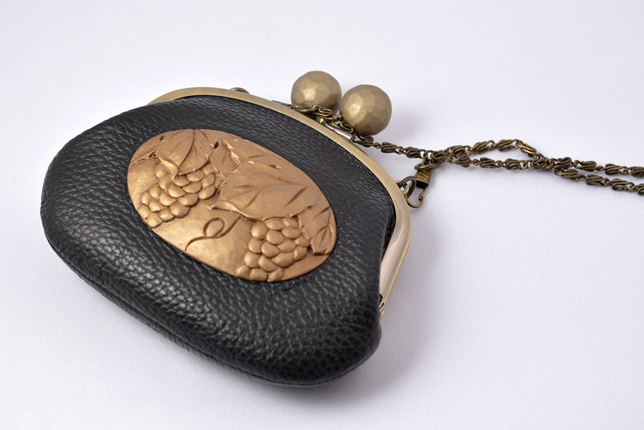 Fashion accessories, Clasp pochette with chain, Grape carving, 4-sun size - Toshiki Ozono, Kamakura carved lacquerware