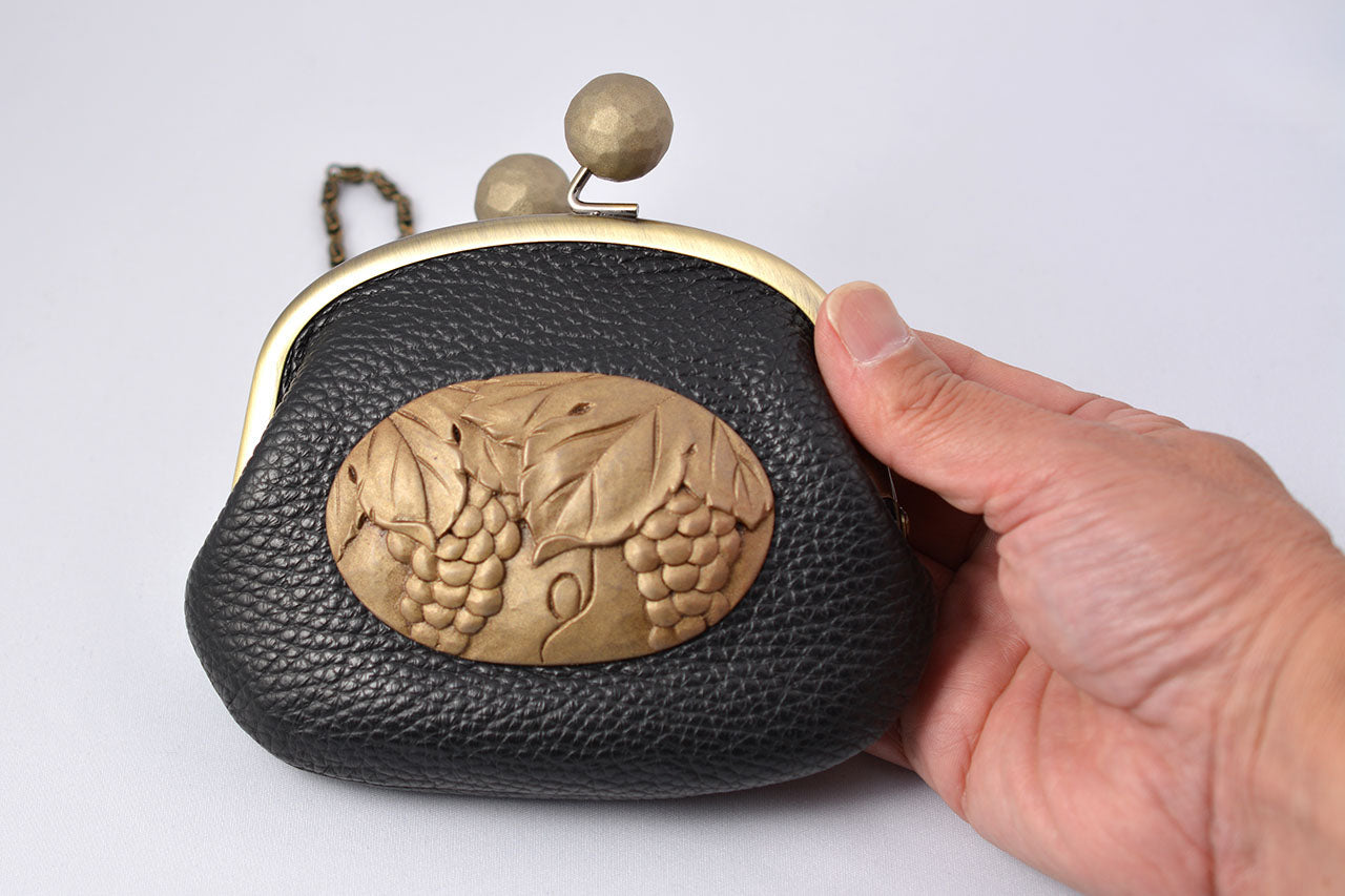 Fashion accessories, Clasp pochette with chain, Grape carving, 4-sun size - Toshiki Ozono, Kamakura carved lacquerware