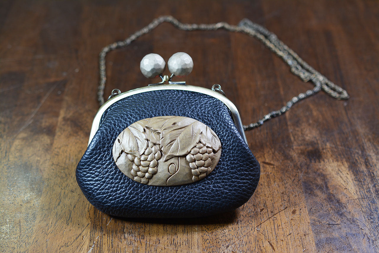 Fashion accessories, Clasp pochette with chain, Grape carving, 4-sun size - Toshiki Ozono, Kamakura carved lacquerware