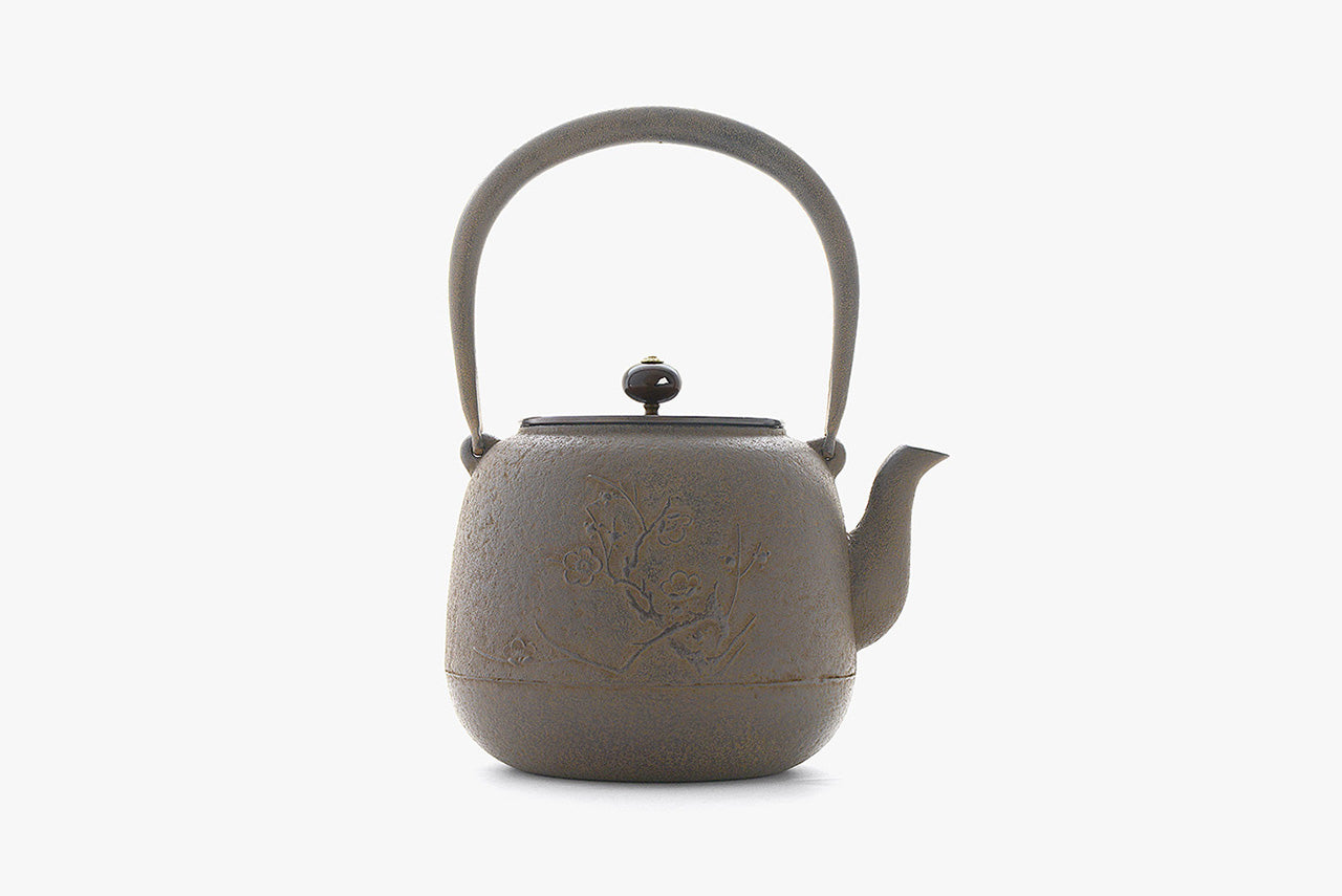 Tea supplies, Iron kettle Natsume shape Plum blossom 1.5L, Induction cooker compatible - Chobun Hasegawa, Yamagata cast iron, Metalwork