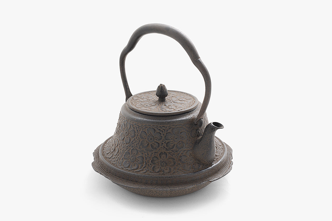 Tea supplies, Iron kettle Mt.Fuji and cherry blossom 1.5L, Induction cooker compatible - Chobun Hasegawa, Yamagata cast iron, Metalwork